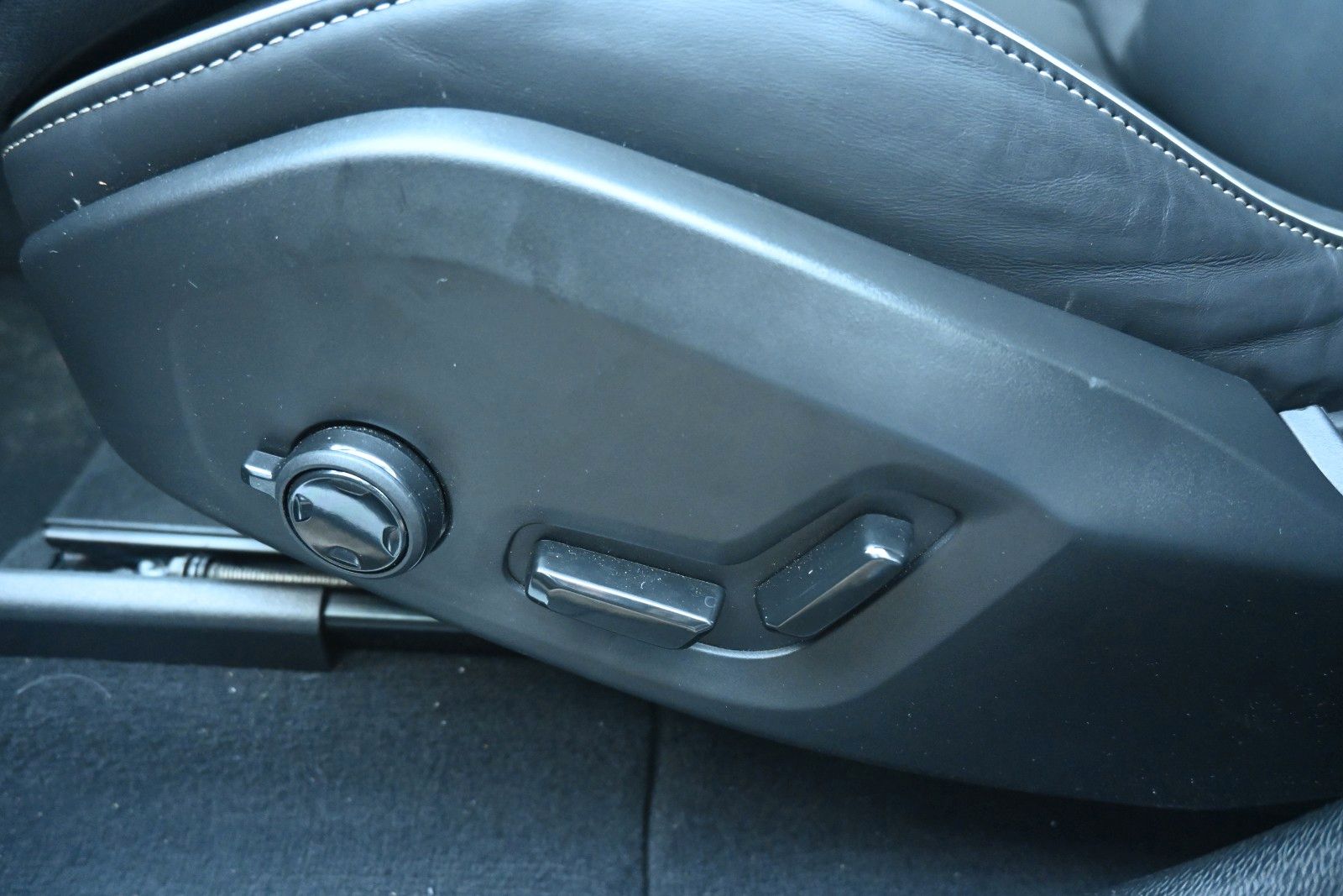 Fahrzeugabbildung Volvo XC60 B5 AWD Plus Black Edition*FSHZG*PANO*360°*