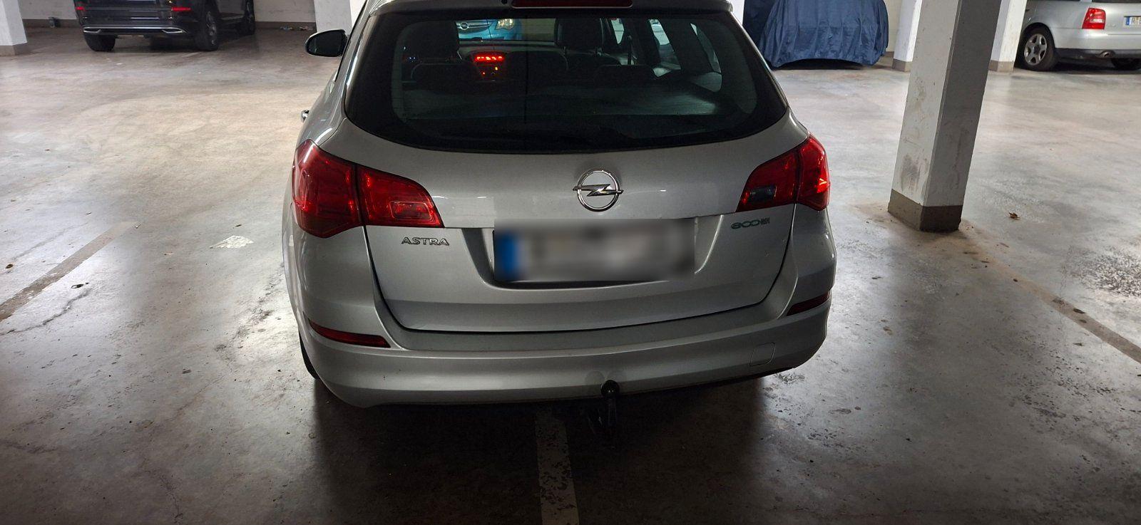 Opel Astra 2011 — photo 9