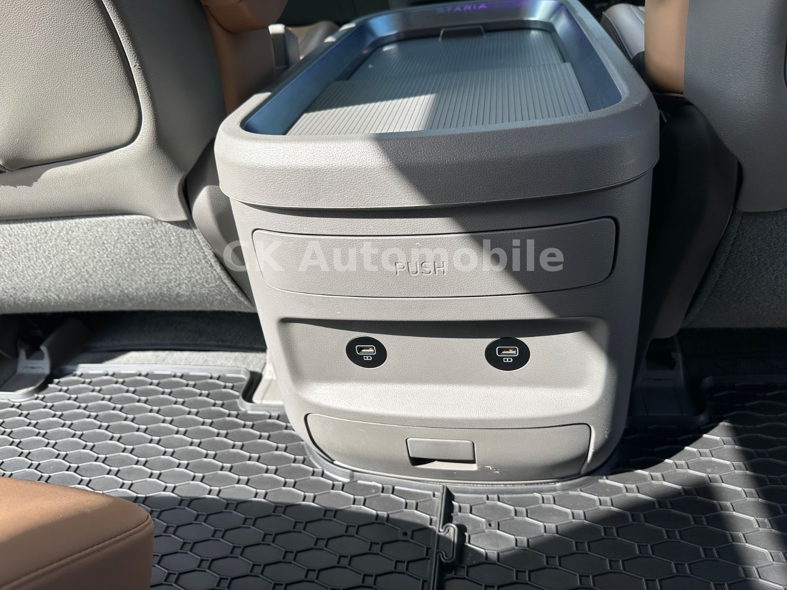 Fahrzeugabbildung Hyundai Staria Premium Signature 4WD/7Sitze/Navi/ACC/AHK