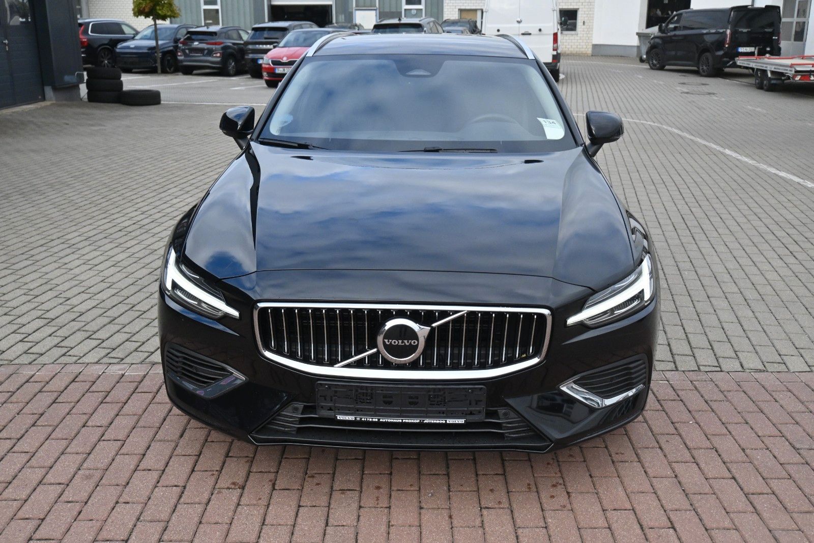 Fahrzeugabbildung Volvo V60 T6 Essential AWD*STHZG*PDC*AHK*Leder*LHZG*