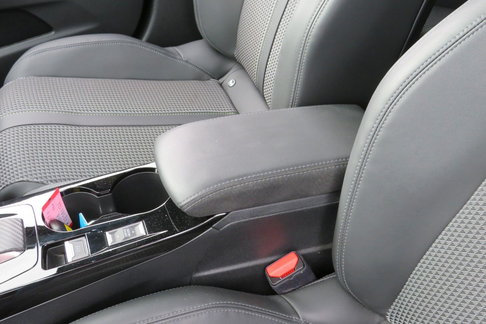 Fahrzeugabbildung Peugeot 2008 e- GT SITZH. NAVI KAMERA PDC 1.HD