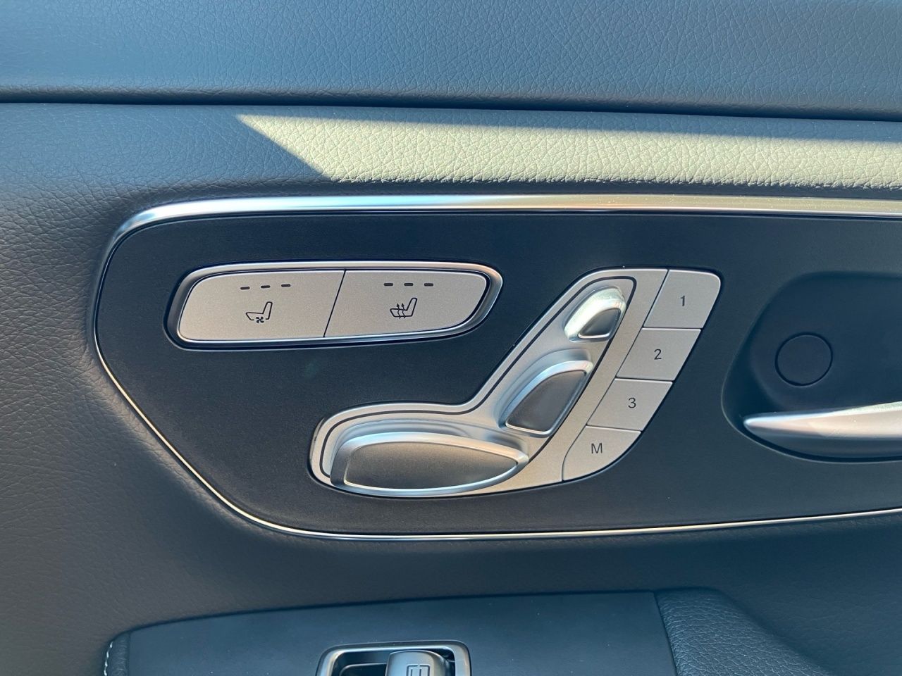 Fahrzeugabbildung Mercedes-Benz V 300 d AVG/L 4x4 Avantgarde NAVI AHK LED 7-Sitz