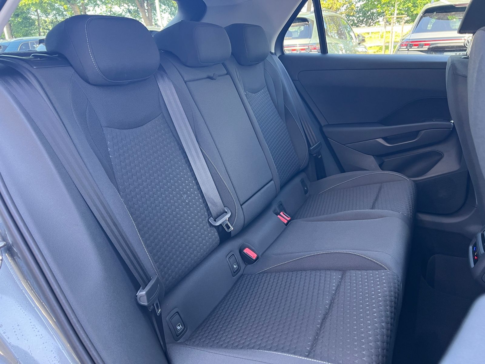 Fahrzeugabbildung Volkswagen T-Roc  Life 1.5 eTSI DSG *AHK, Ganzjahresreifen,