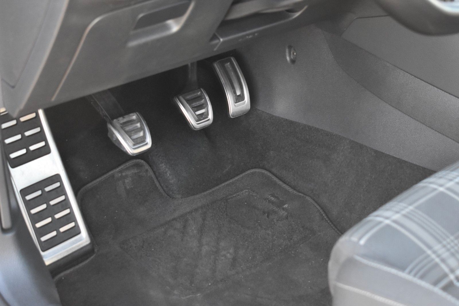 Fahrzeugabbildung Volkswagen Golf VII Lim. GTD BMT/Start-Stopp DYNAUDIO