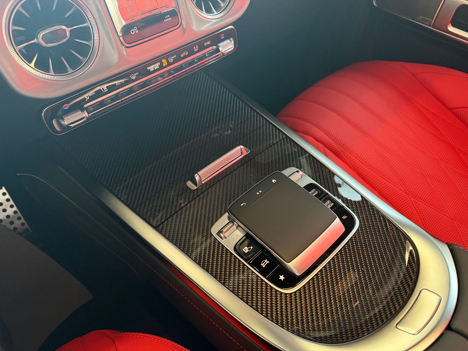 Fahrzeugabbildung Mercedes-Benz G 63 AMG/ A22/ FOND-TV/CARBON/RED/SUPERIOR/UNI