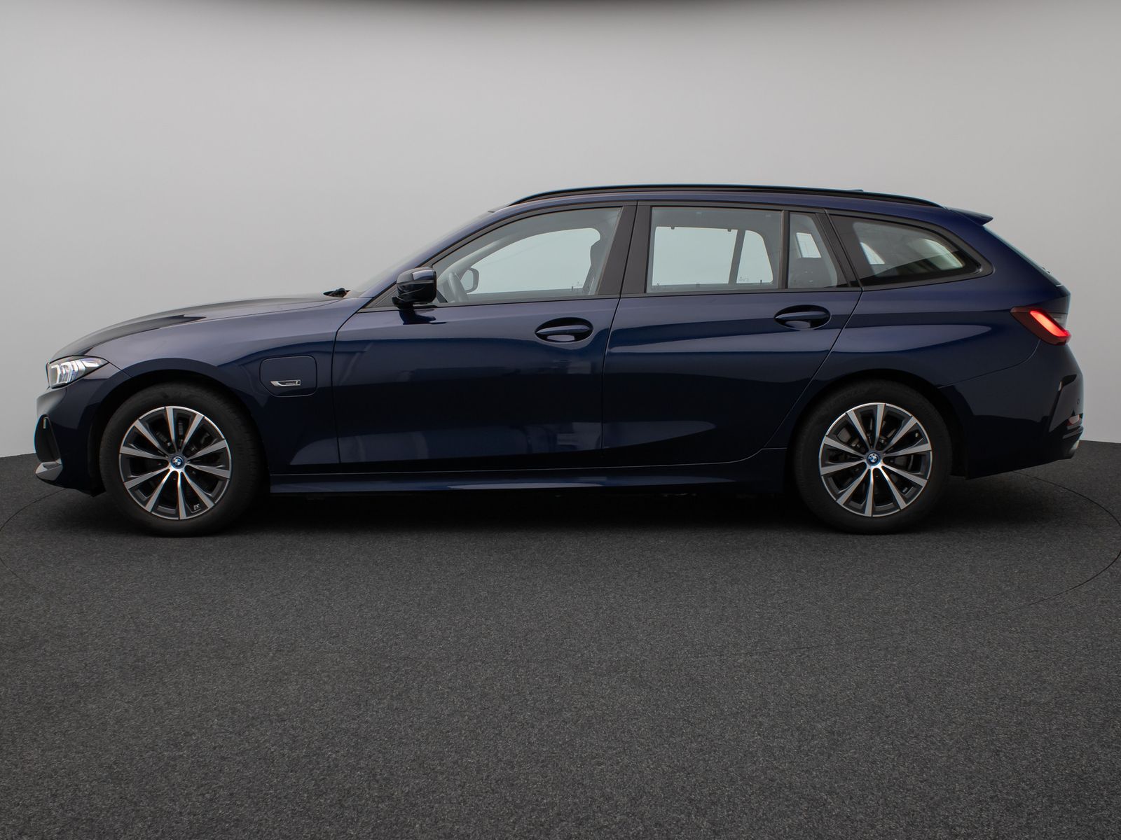 Fahrzeugabbildung BMW 330e Individual DAB HiFi Fernlichtassist PDC LED