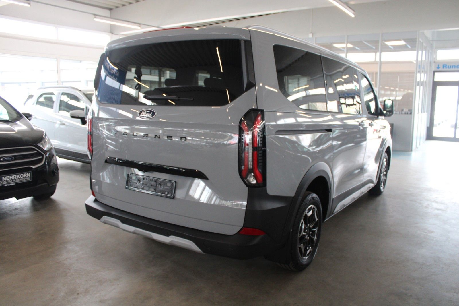 Fahrzeugabbildung Ford Tourneo Custom PHEV ACTIVE 8-Sitzer B&O NAVI LED