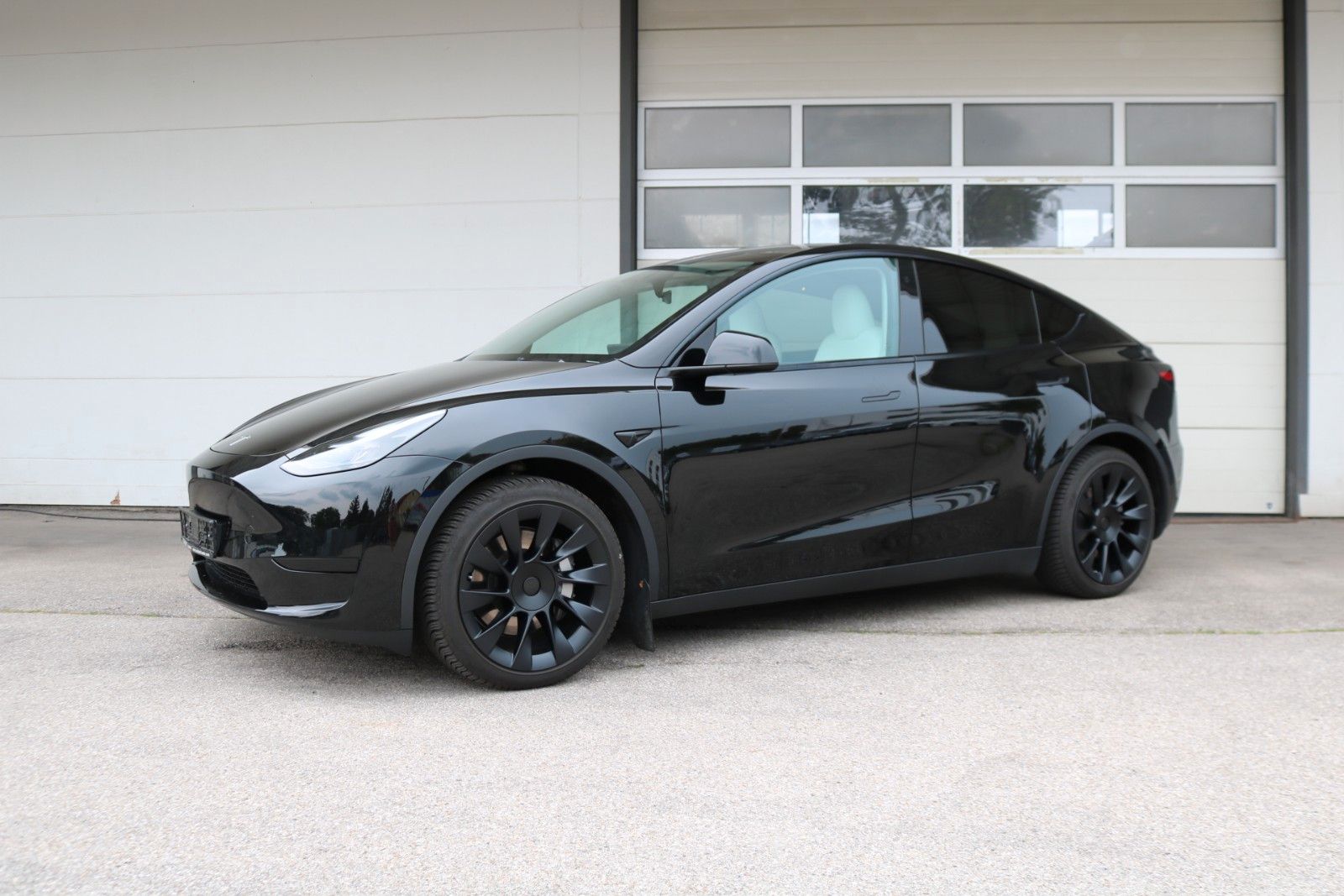 Tesla Model Y Basis RWD*20Zoll*Innenraum schwarz/weiß
