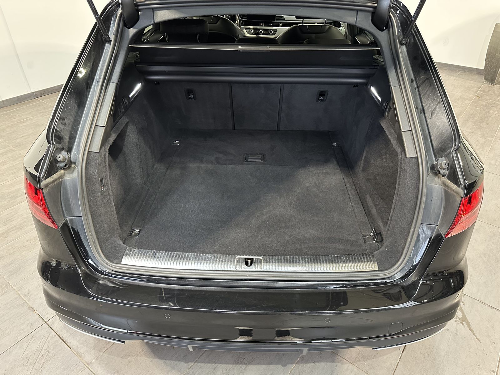 Fahrzeugabbildung Audi A4 Avant 50 TDI Qu S-Line Black NAV+LED+AHK+B&O