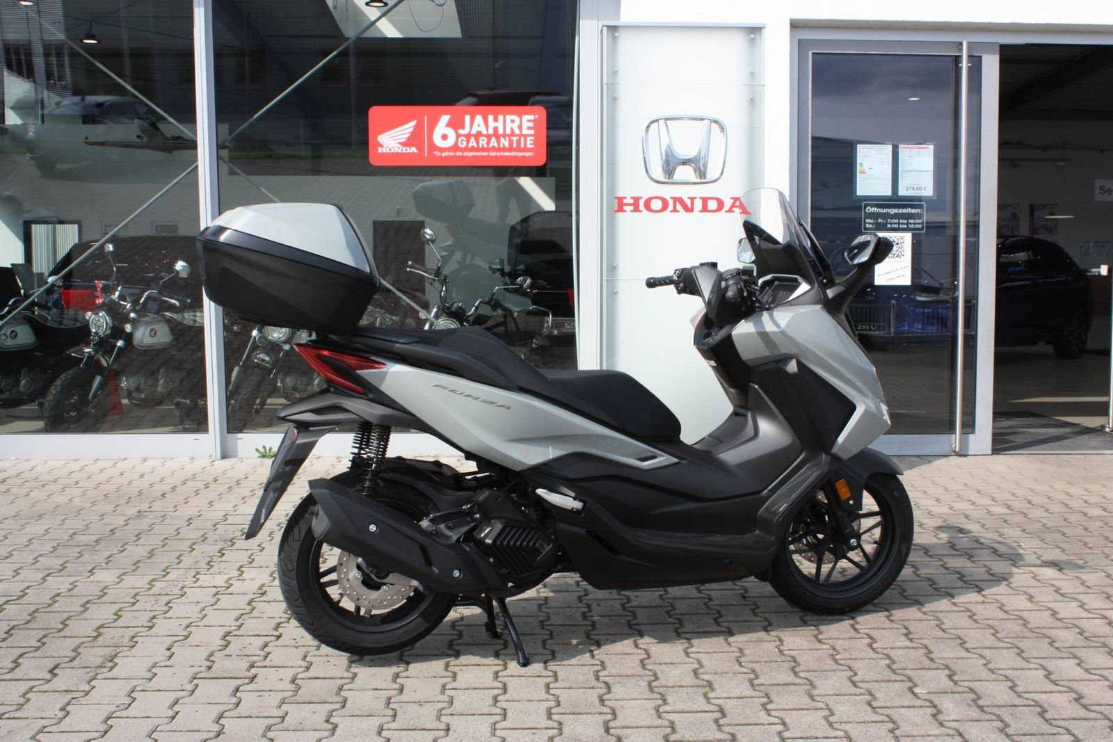 Fahrzeugabbildung Honda Forza 125 mit Smart Top Case