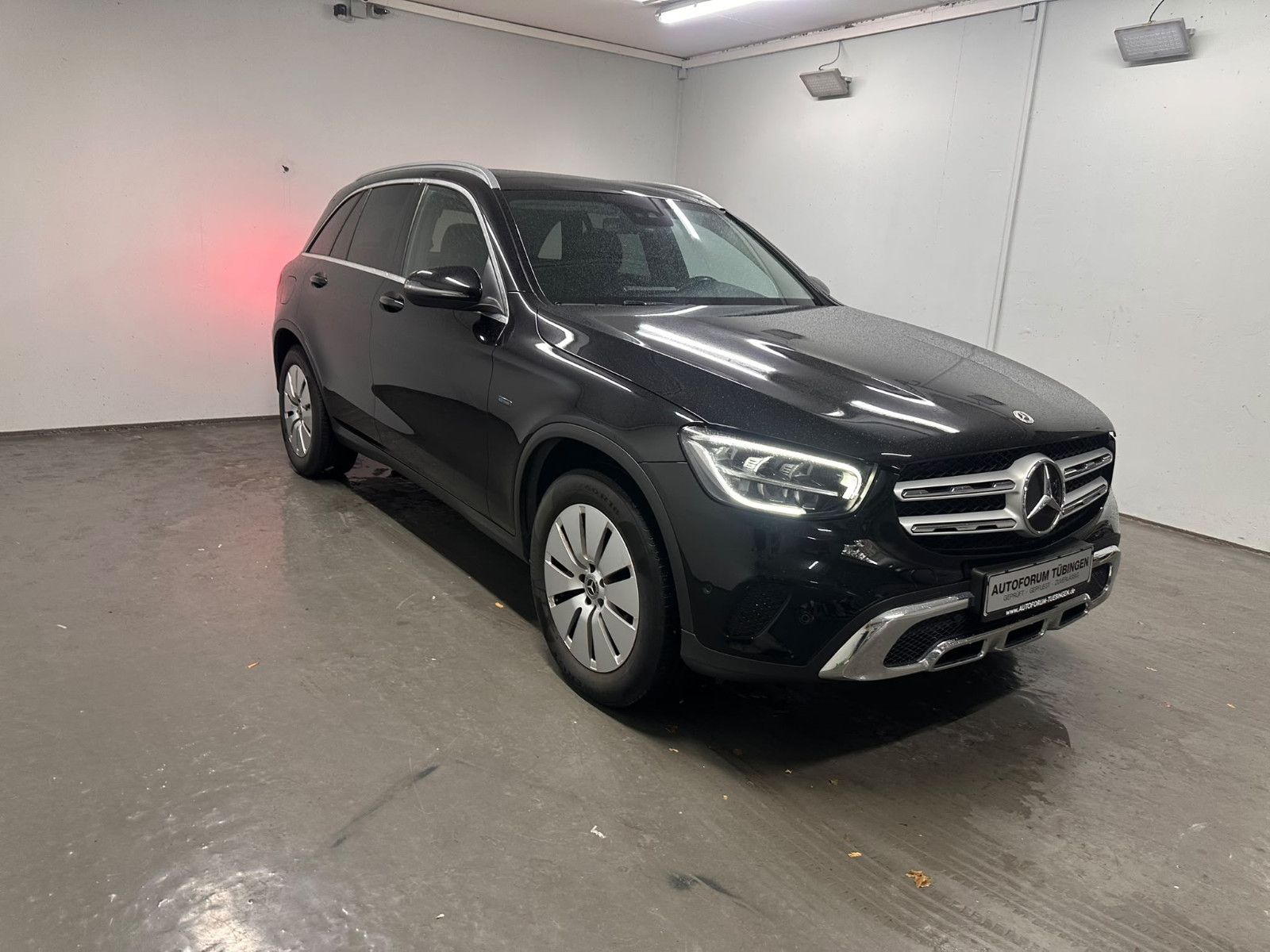Fahrzeugabbildung Mercedes-Benz GLC 300 e 4MATIC Autom.*AHK*PANORAMA*DISTRO