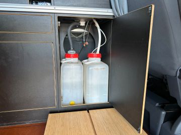 Volkswagen T5 *CAMPER*KÜCHE*BETT(aufklappbar)*ESSTISCH*AHK*