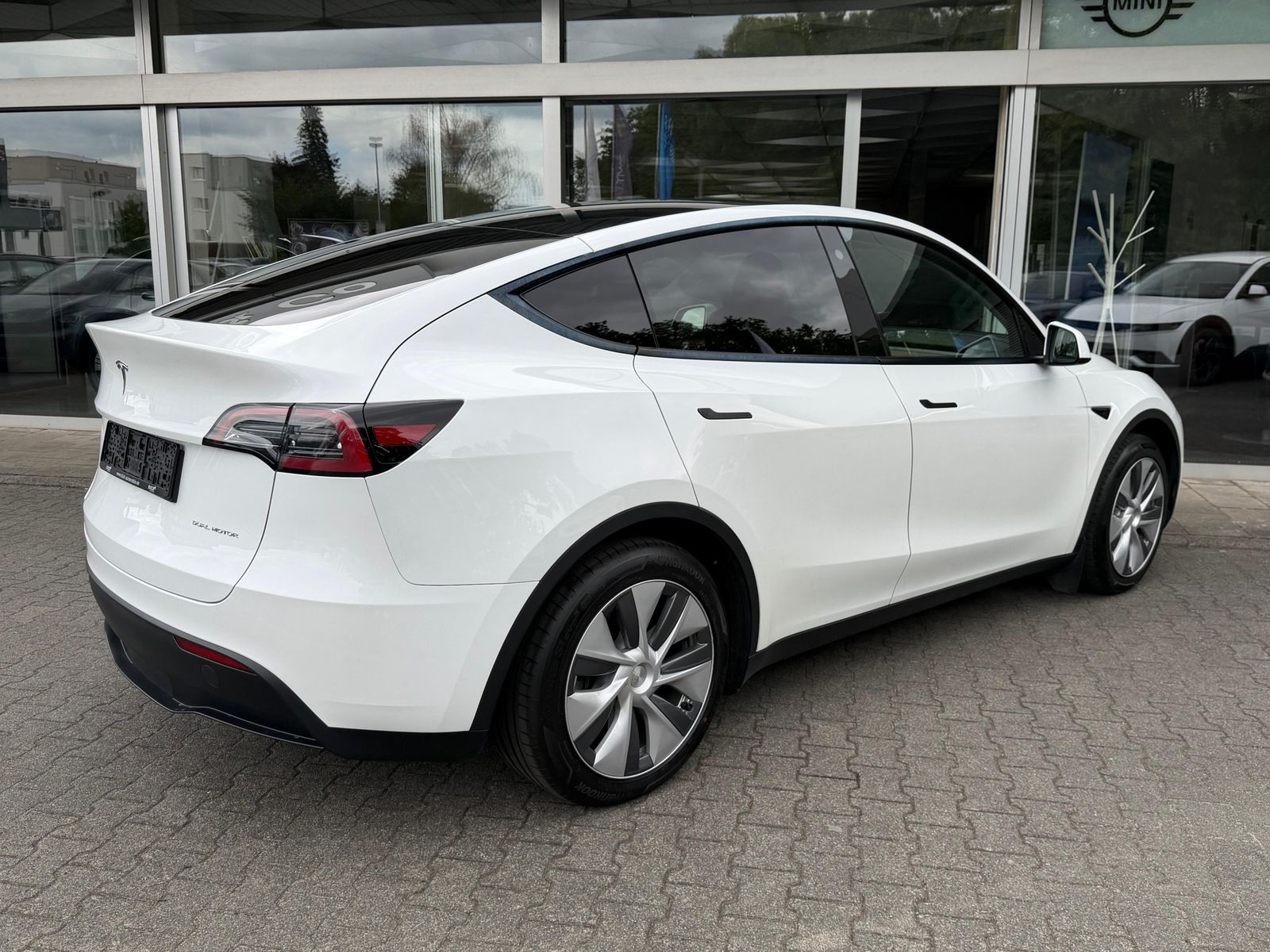 Fahrzeugabbildung Tesla Model Y LR Dual AWD PANO+STDHZ+NAVI+LED+ACC+19"+