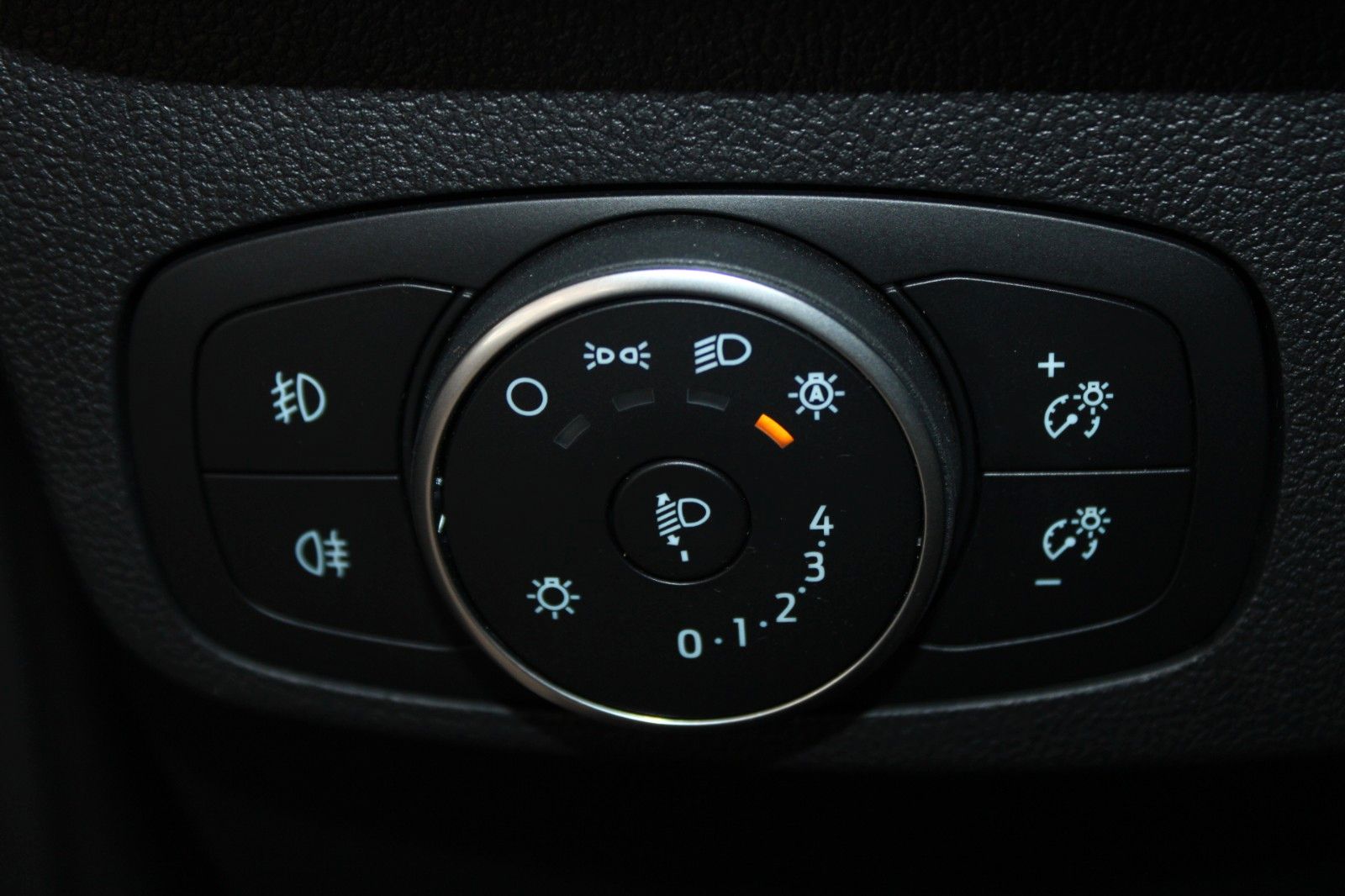 Fahrzeugabbildung Ford Focus Turnier Titanium LED CAM WinterPaket NAVI
