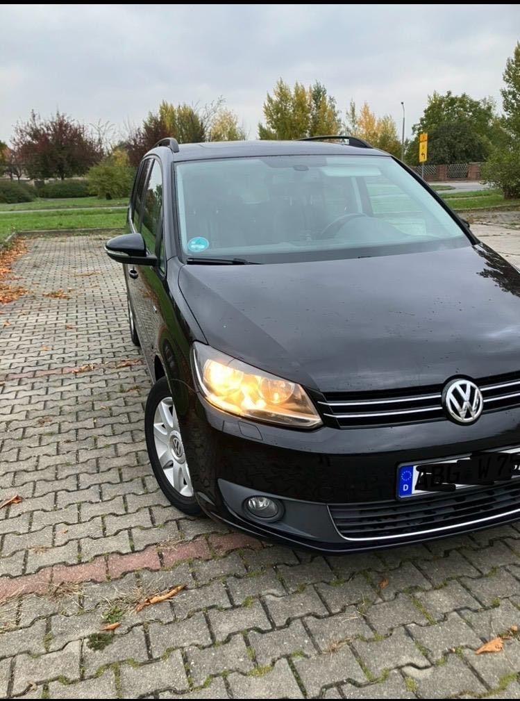 Volkswagen Touran 2012 — interior