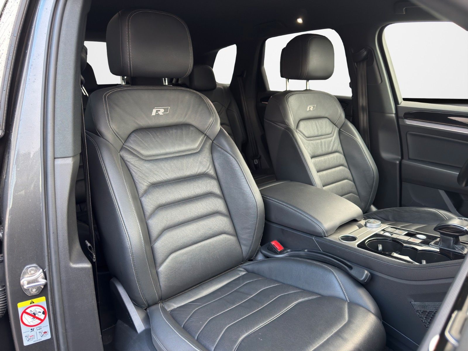 Fahrzeugabbildung Volkswagen TOUAREG 3.0 TDI 2xR-LINE HUD KAM TOTW ACTIV