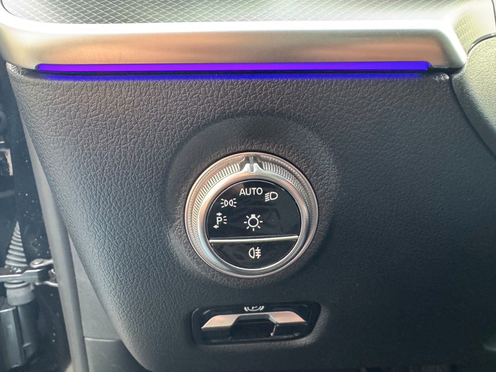 Fahrzeugabbildung Mercedes-Benz C 220d Avantgarde+Pano+HUD+RFK+TotW+AmbiPrem