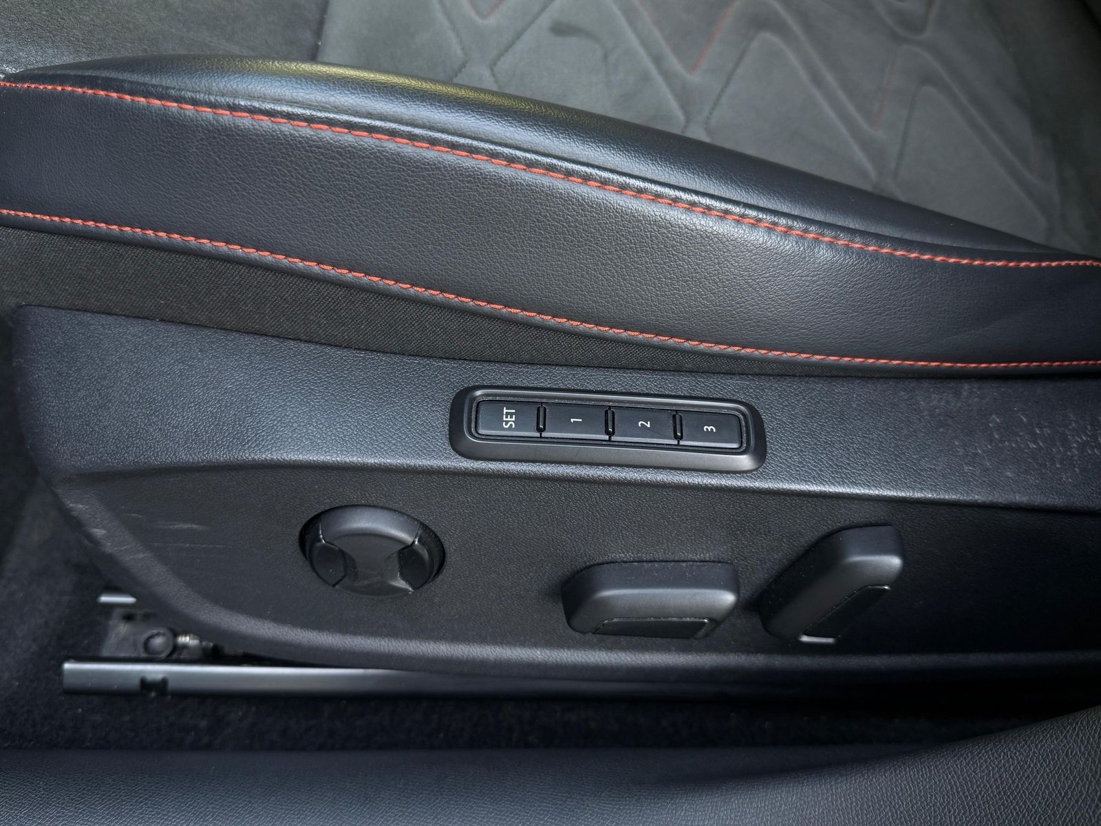 Fahrzeugabbildung SEAT Leon ST 2.0TDI DSG FR-Line LED+SHZ+VIRT+ACC+MEMO