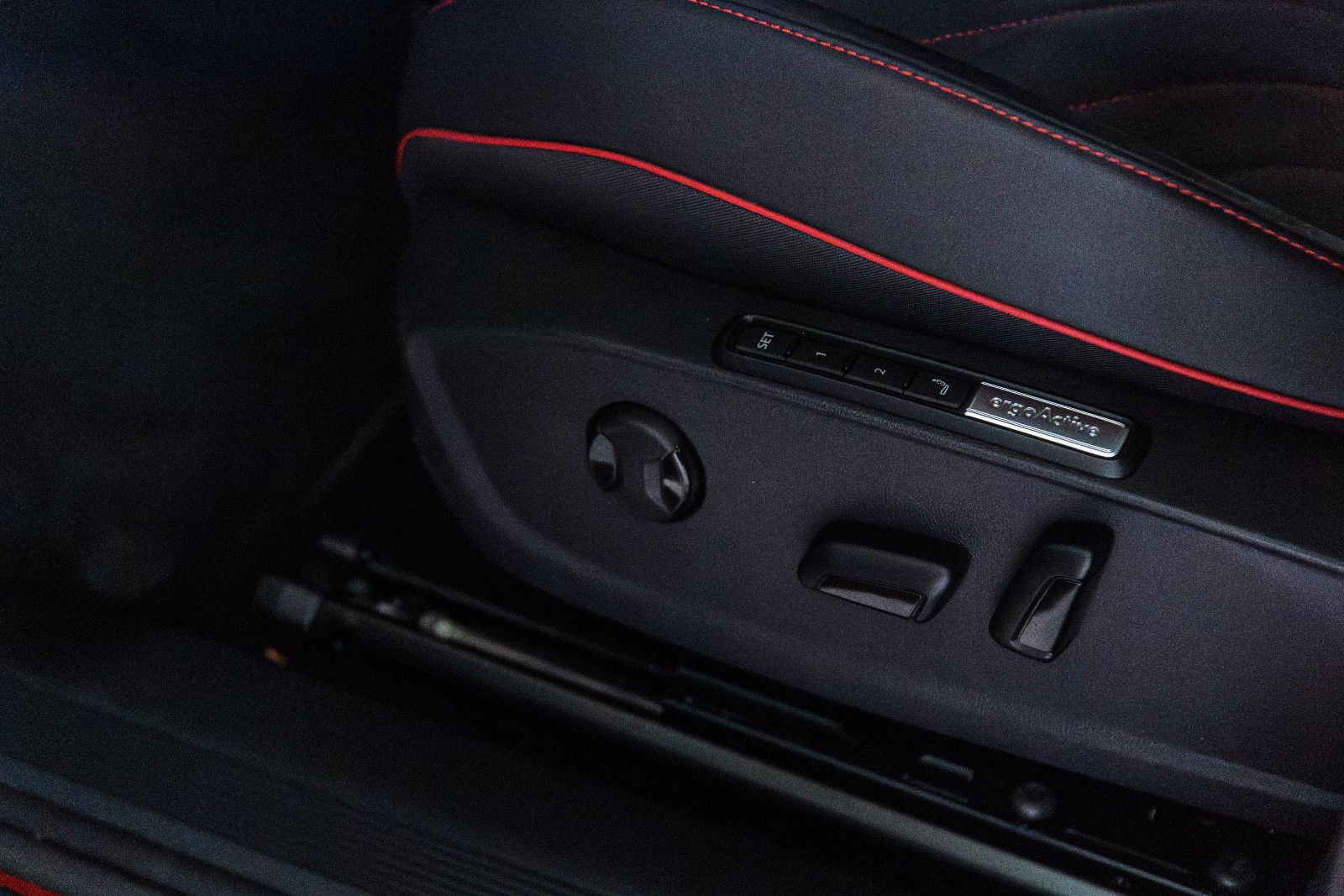 Fahrzeugabbildung Volkswagen ID.4 250 GTX 4Motion IQ-LED+AHK+E-SITZE+PANO+HuD