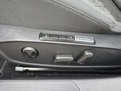 Fahrzeugabbildung Volkswagen Golf VIII Lim. Life Navi Sitzh ACC Lane Massage
