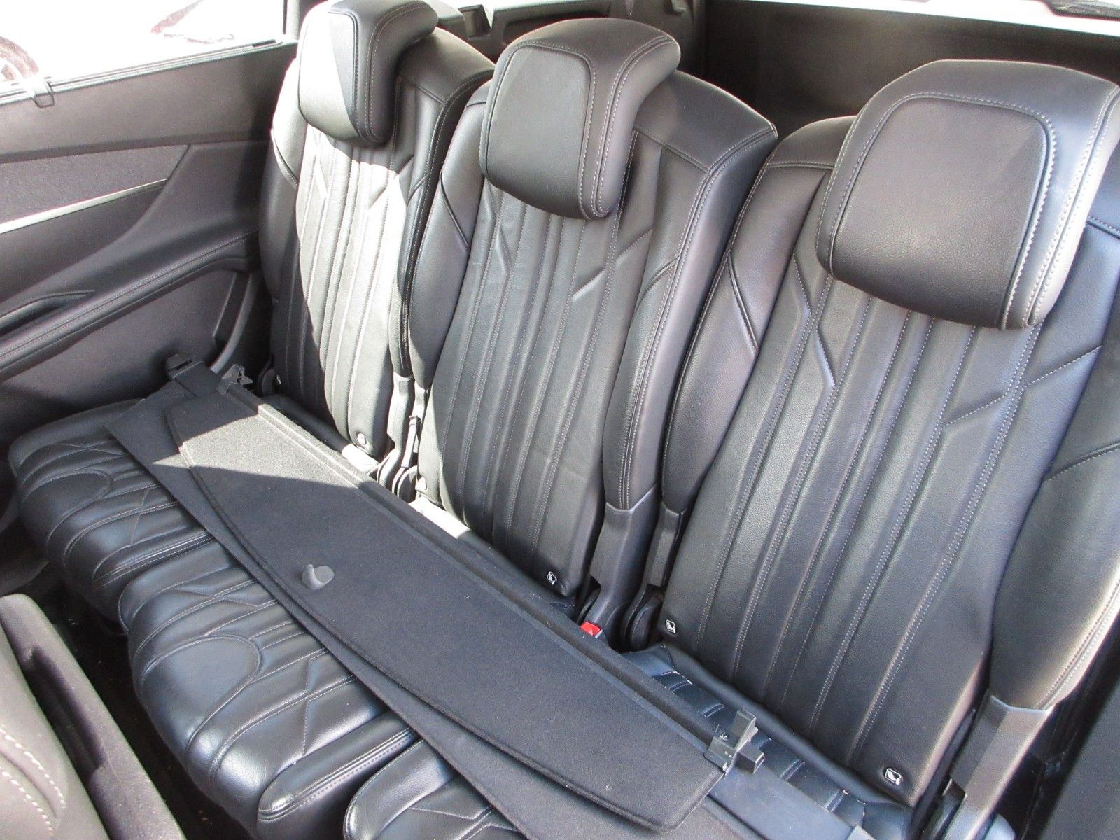 Fahrzeugabbildung Peugeot 5008 Allure 1.5D  NAVI/LEDER/PDC/R´CAM/AHK
