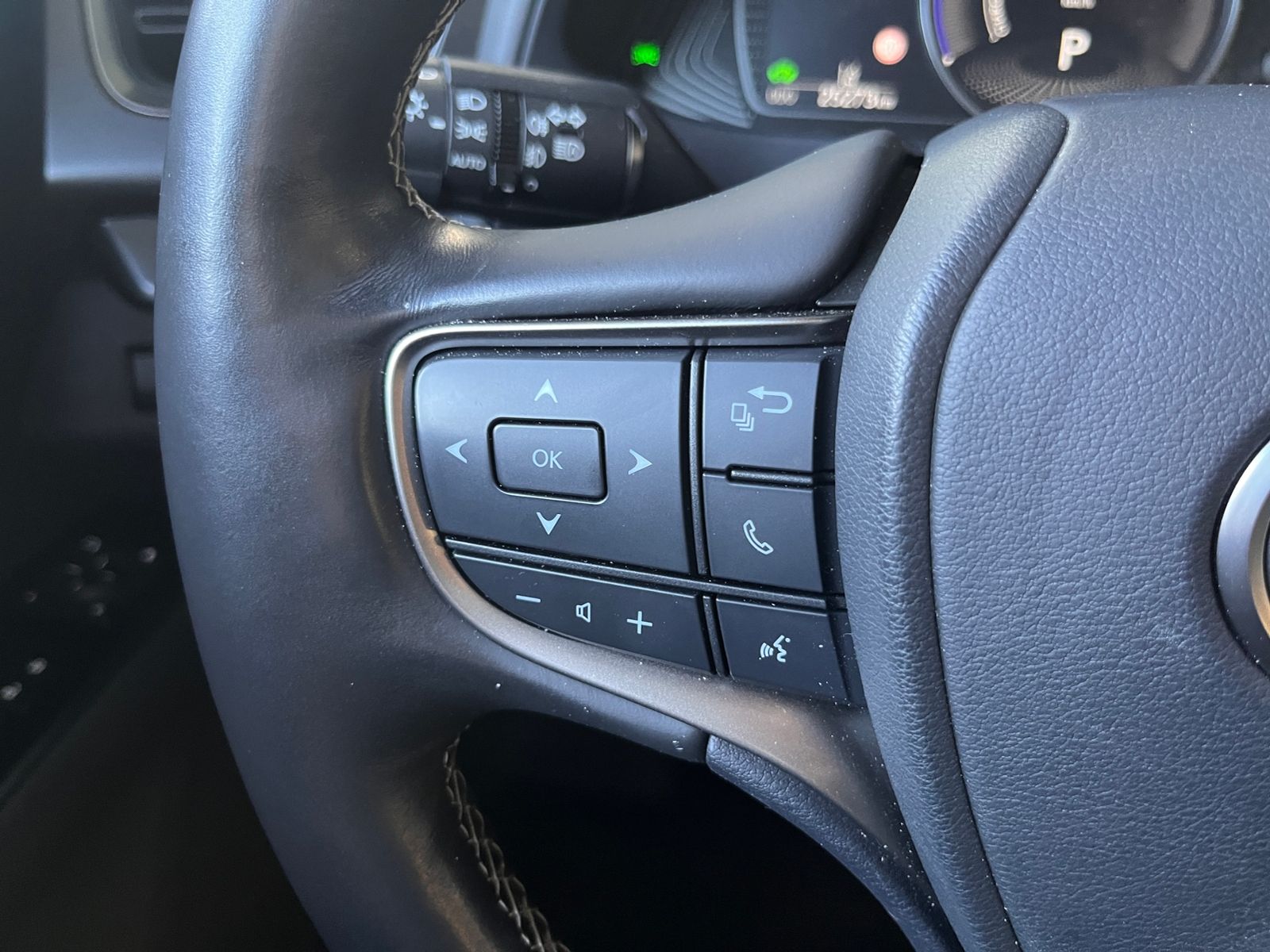 Fahrzeugabbildung Lexus UX 250h Launch Edition LED AHK NAV RFK SHZ ALU