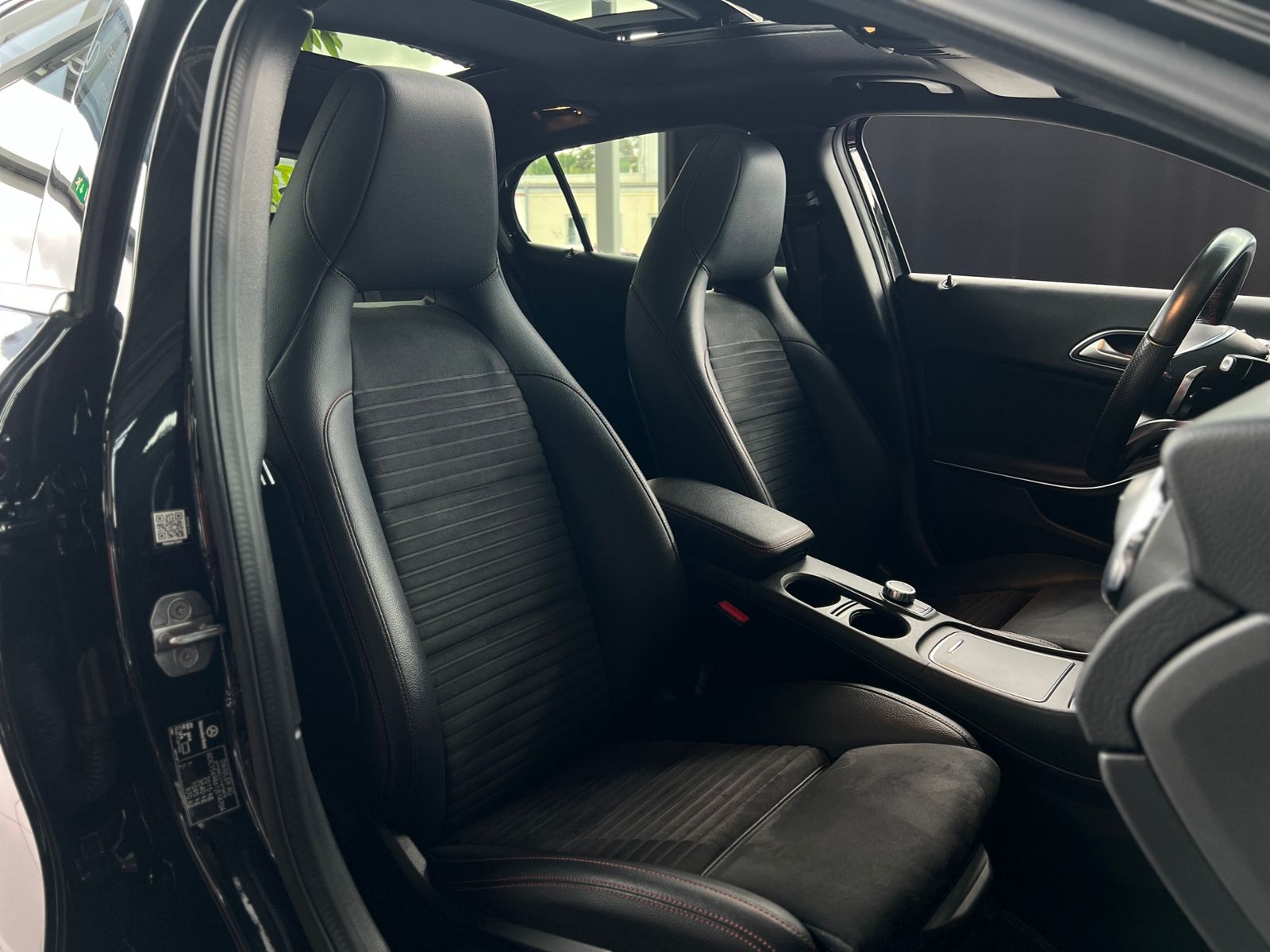 Fahrzeugabbildung Mercedes-Benz GLA 250 AMG 4Matic LED PANO KLIMA