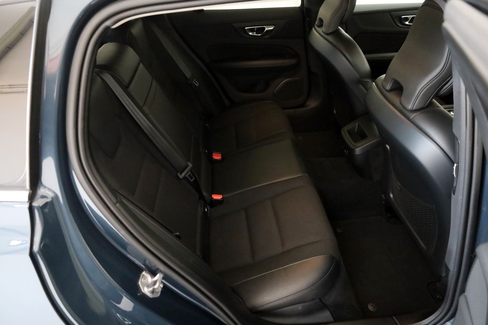 Fahrzeugabbildung Volvo V60 Momentum Pro,T.Leder,Navi,LED,SH,Kamera,DAB