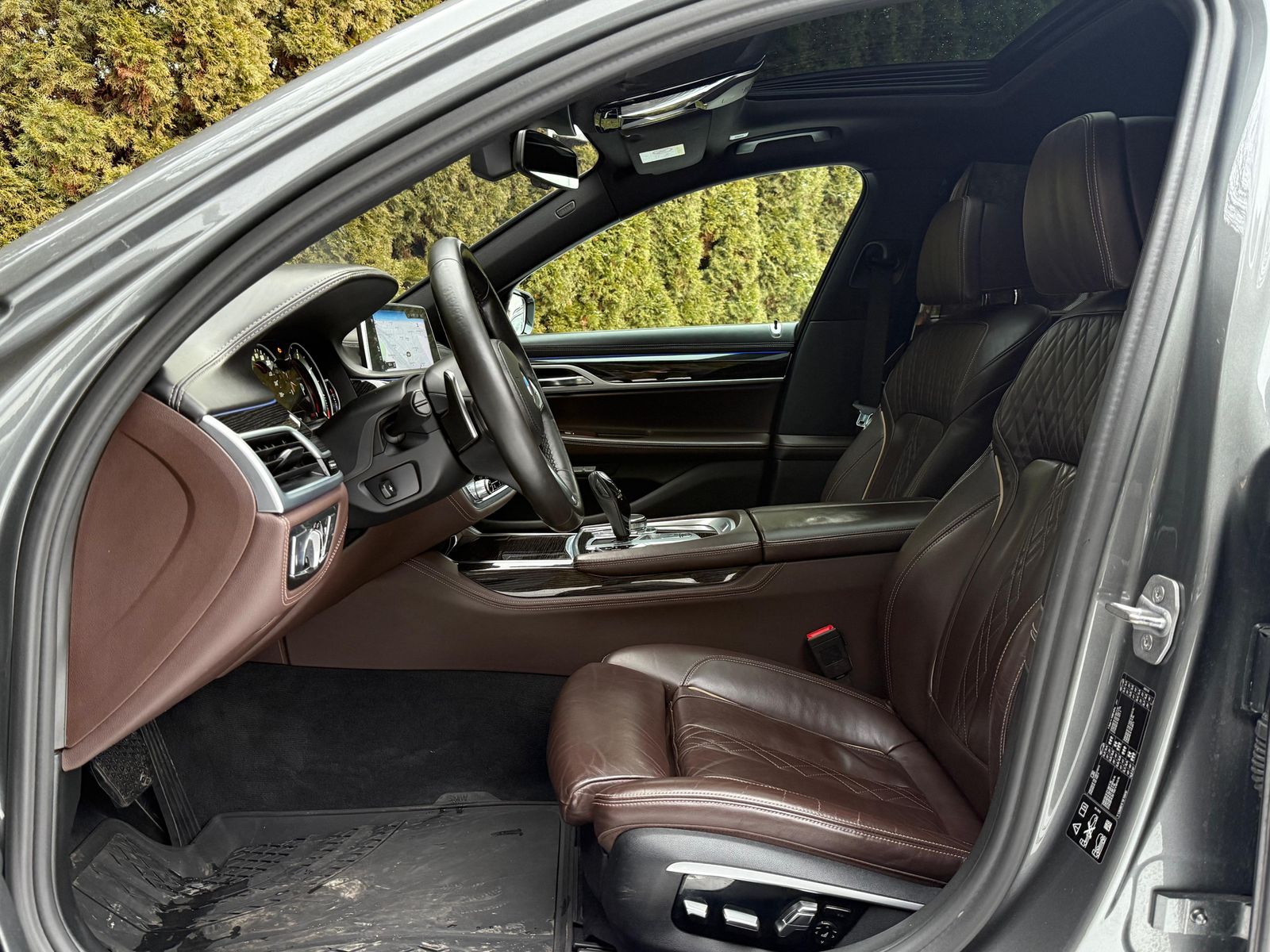 Fahrzeugabbildung BMW 750 L d xDrive M Paket LED+NAV+SHZ+MEMO+PANO+KAM