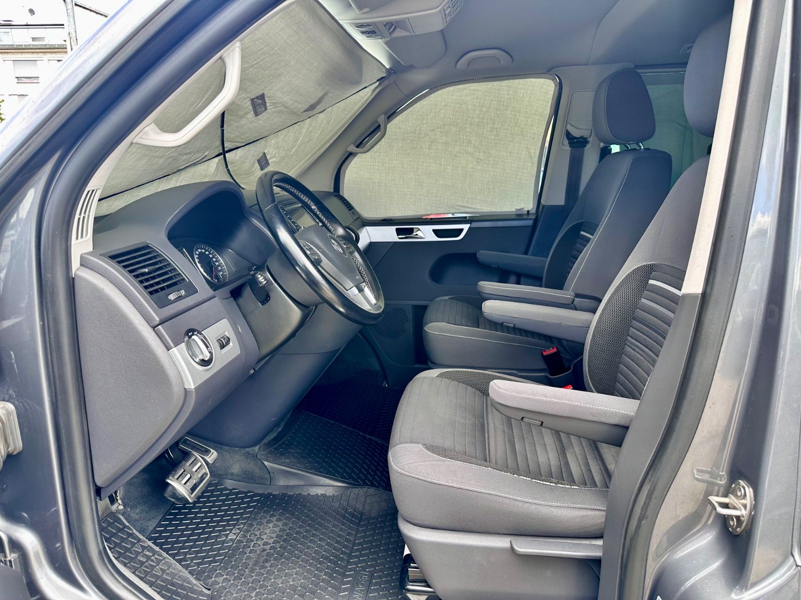 Fahrzeugabbildung Volkswagen T5 MULTIVAN CUP*MOD.2015+AUTOM+7SITZER+20LM