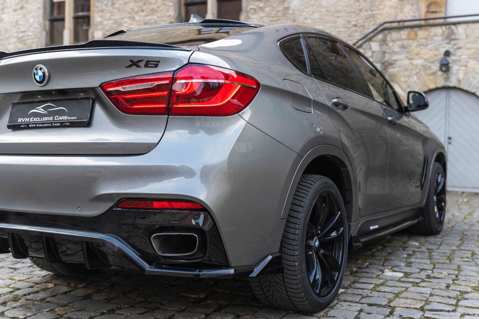 Fahrzeugabbildung BMW X6 xDrive50i M-SPORTPAKET ACC HUD LED 360° H&K