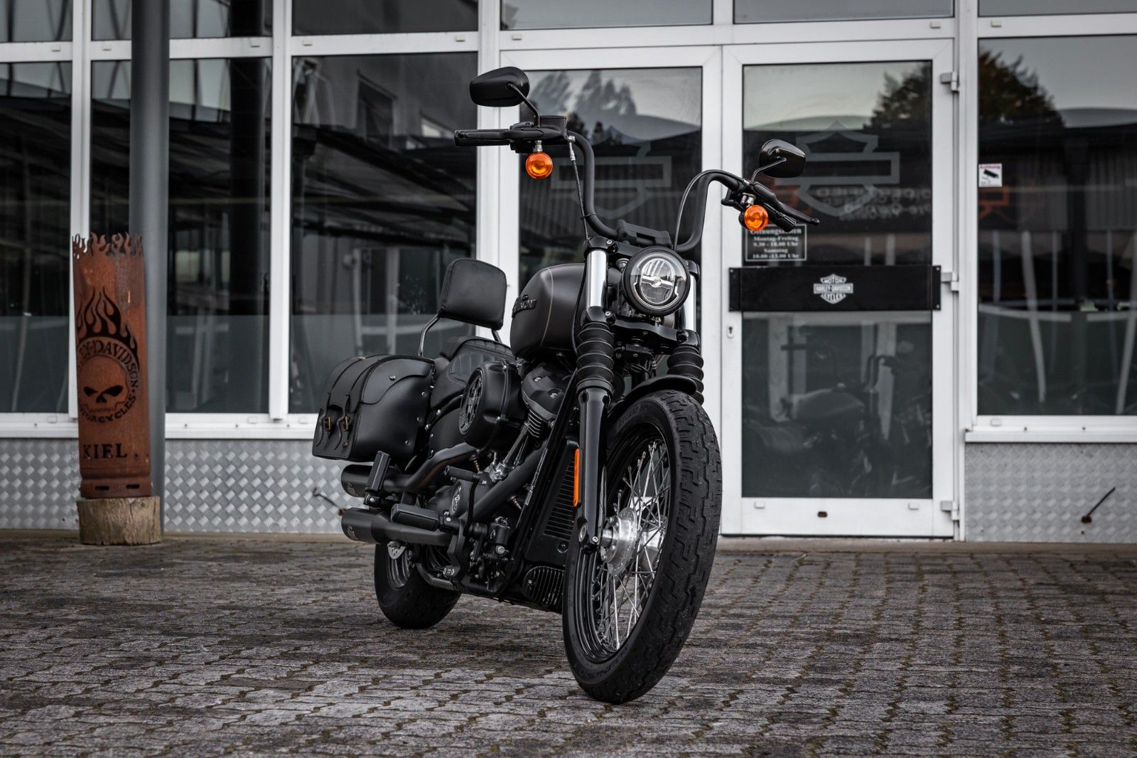 Fahrzeugabbildung Harley-Davidson FXBB STREET Bob Softail - JEKILL&HYDE