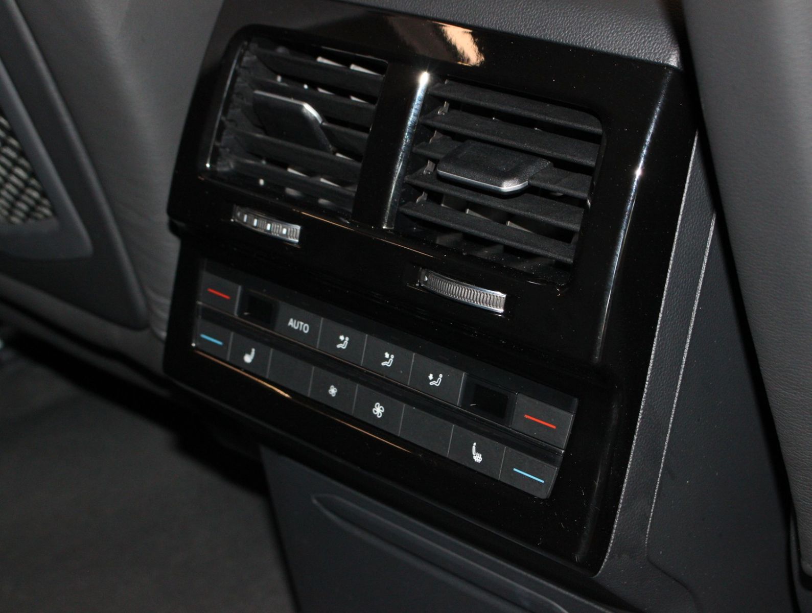 Fahrzeugabbildung Volkswagen Touareg 4.0 V8 TDI  4M  R-Line*PNRM*AHK*HUD*Voll