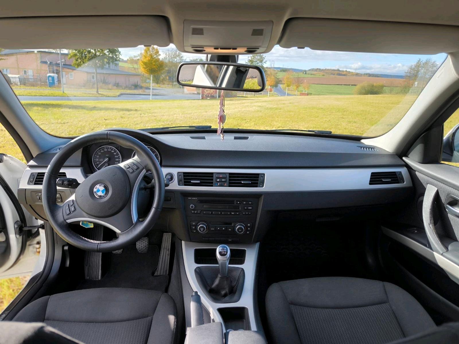 BMW 318 2011 — photo 15
