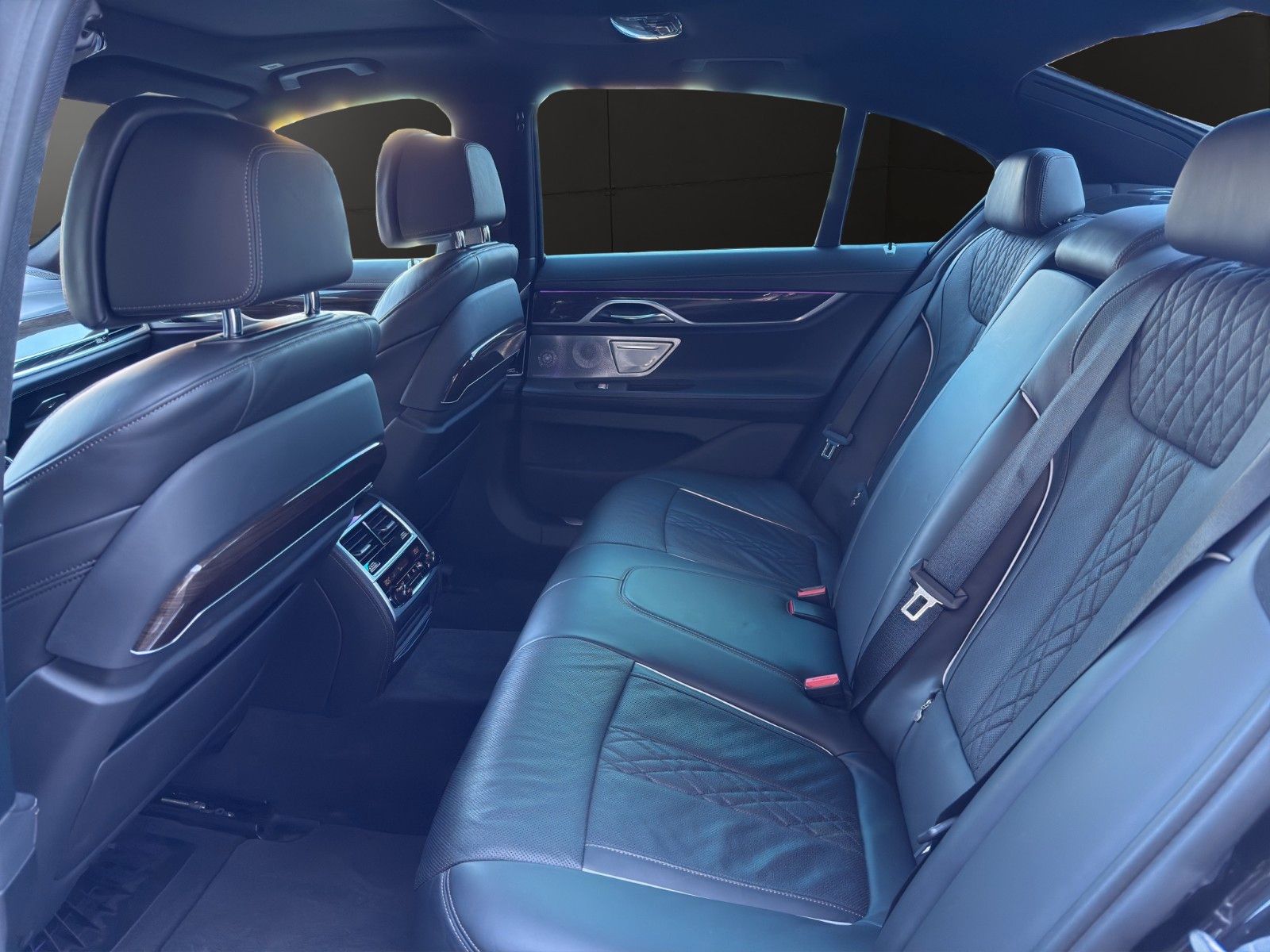 Fahrzeugabbildung BMW 750i xDrive*StHeiz*B&W*Head-Up*Schiebedach*Laser