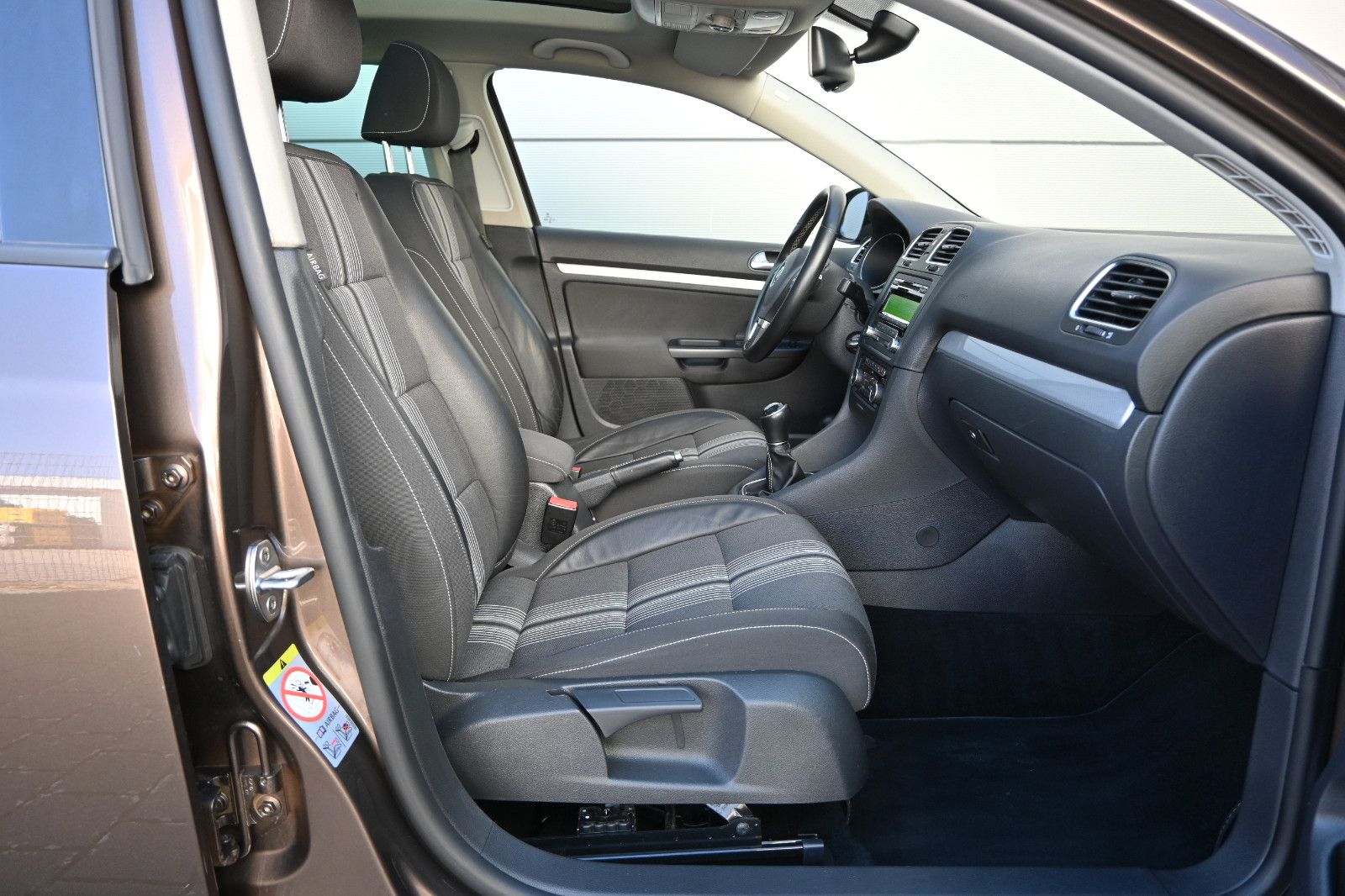 Fahrzeugabbildung Volkswagen Golf 1.6 TDI Variant MATCH °AHK°PANO°STANDHEIZ.°