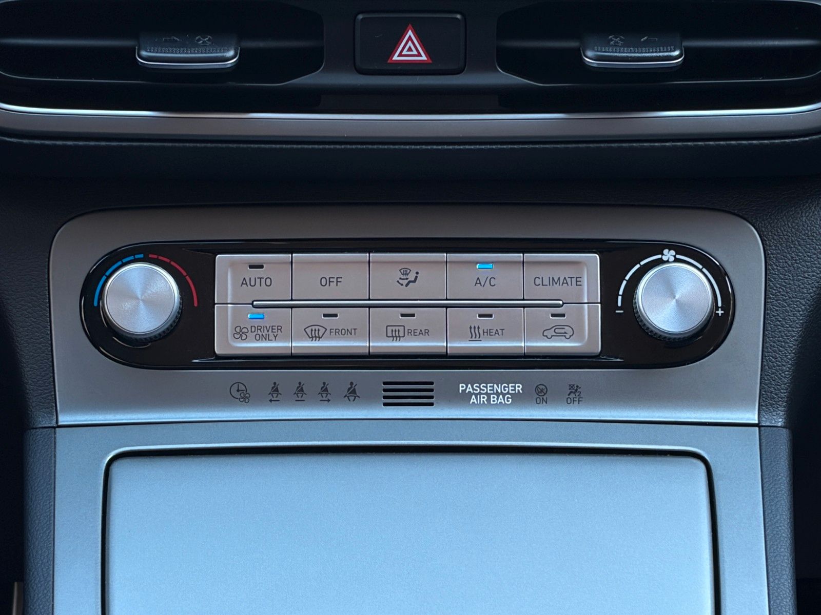 Fahrzeugabbildung Hyundai KONA E Select CarPlay Kamera PDC ACC SHZ LHZ LKA