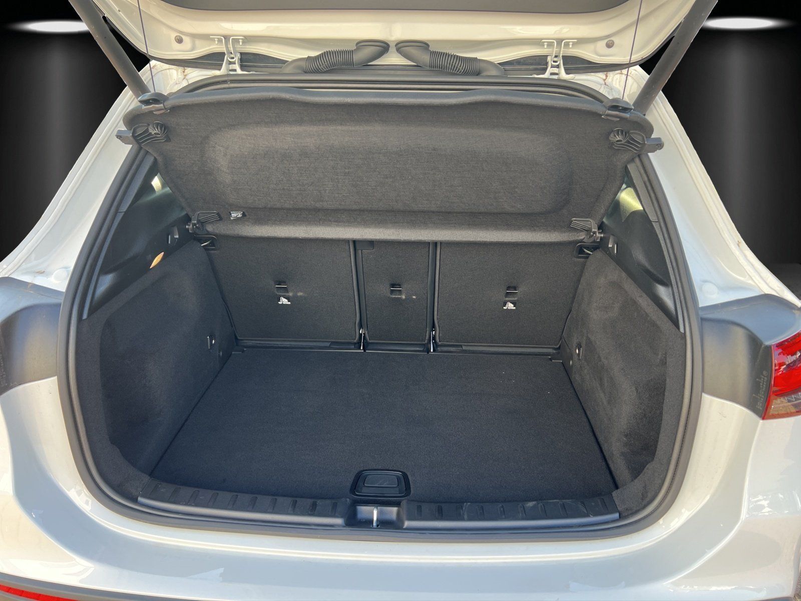 Fahrzeugabbildung Mercedes-Benz GLA250e AMG Pano LED el.Heckkl DAB Busines Kamra