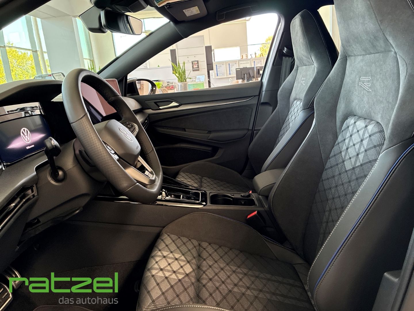 Fahrzeugabbildung Volkswagen Golf VIII R-Line AHK+3-Zonen Klima+IQ.LIGHT
