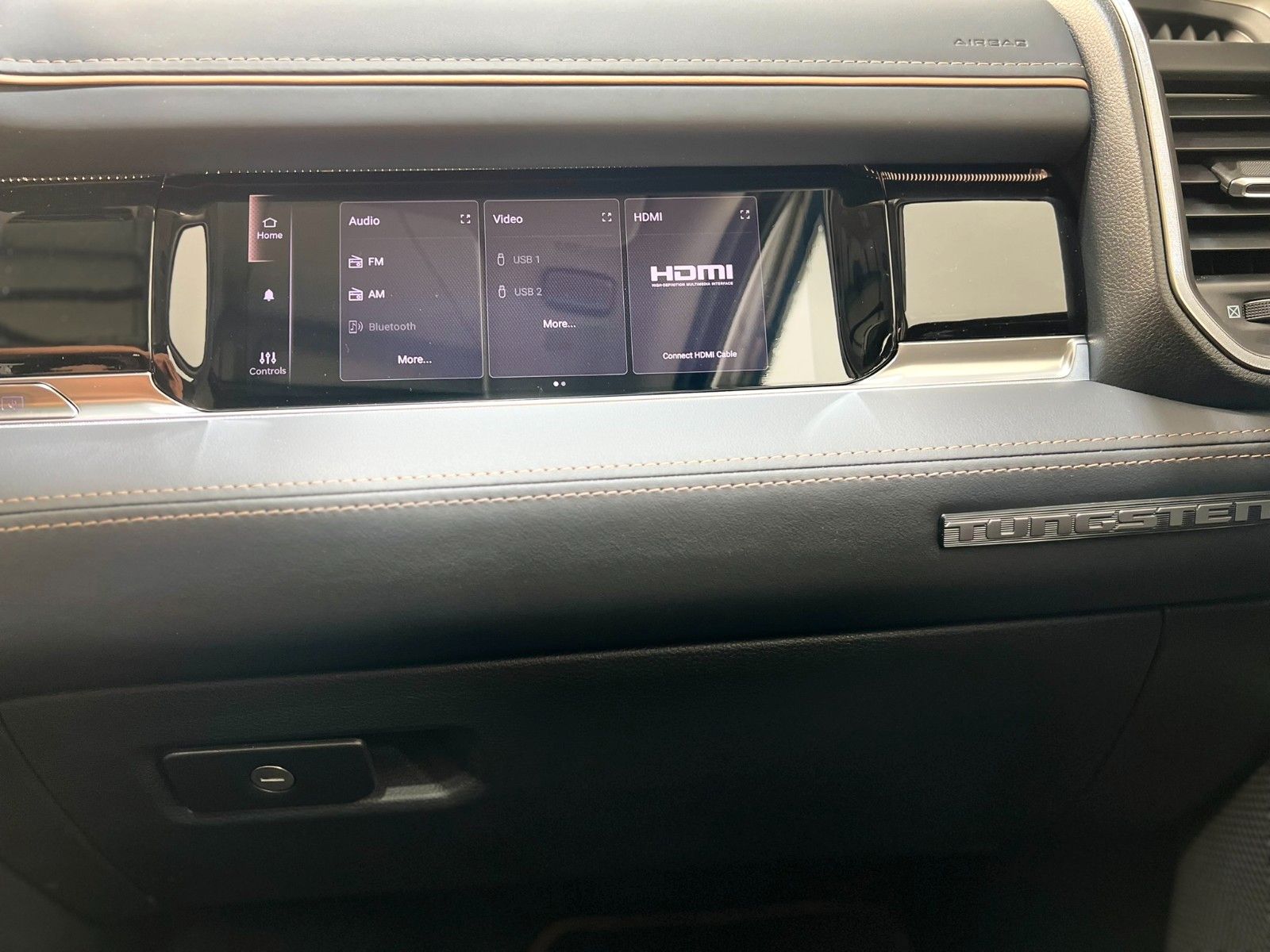 Fahrzeugabbildung Dodge RAM 1500 TUNGSTEN CREW CAB H/O Black Interieur
