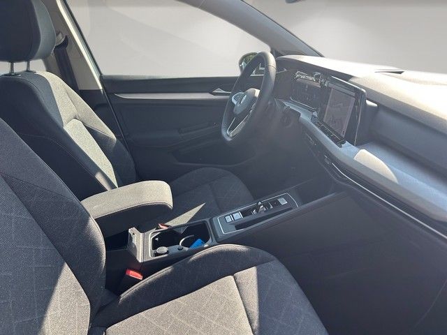 Fahrzeugabbildung Volkswagen Golf VIII Variant 1.5eTSI DSG Life LED+ACC+PARKL