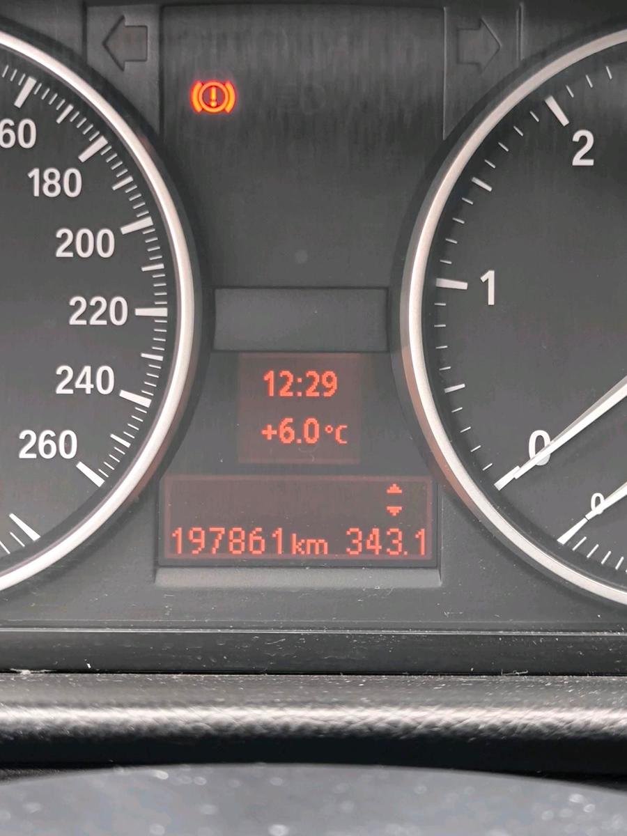 BMW 318 2011 — photo 11