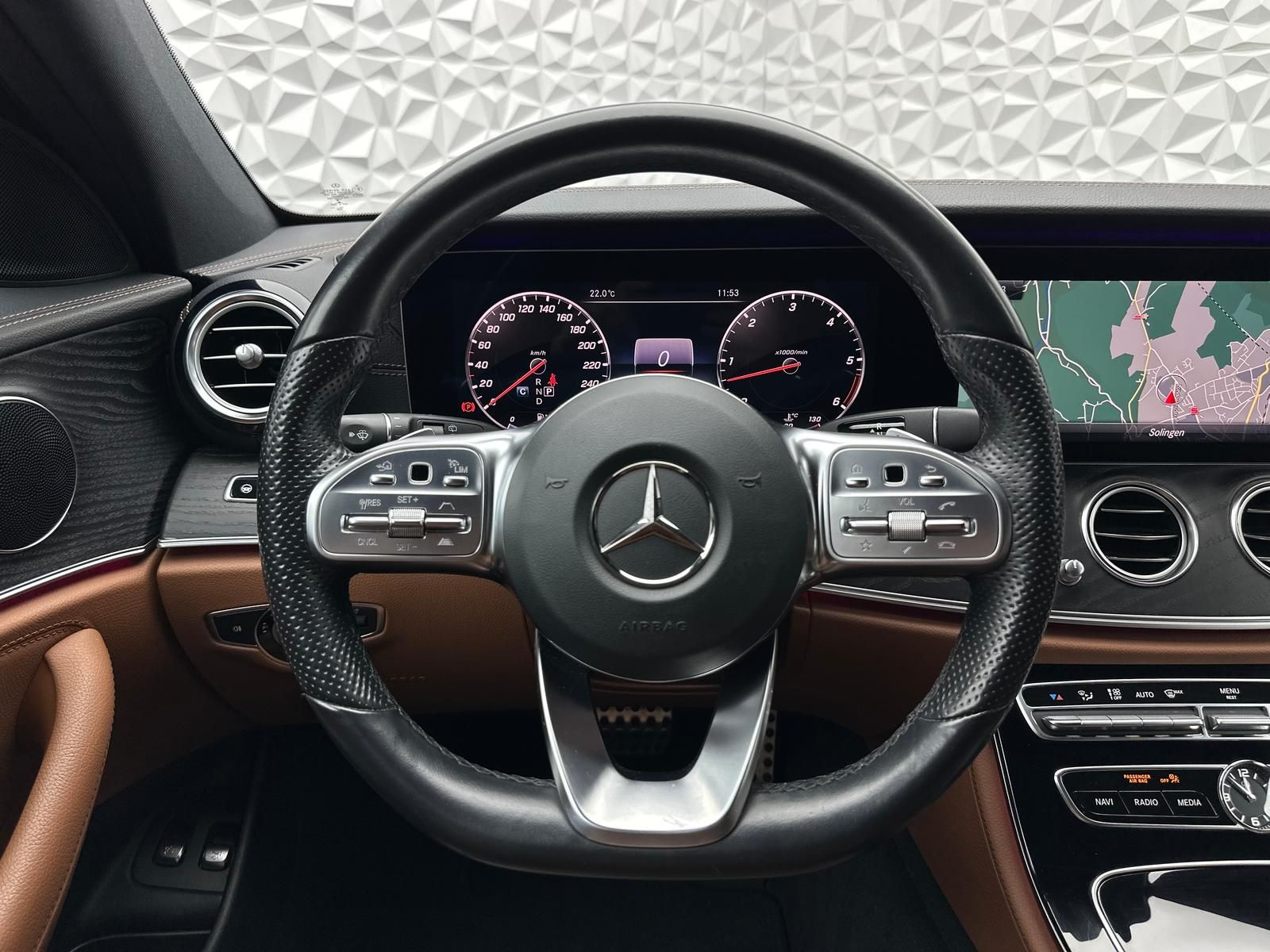 Fahrzeugabbildung Mercedes-Benz E 400d AMG/4MATIC/DISTRO/STDHZ/9G/AHK/360°/MBUX