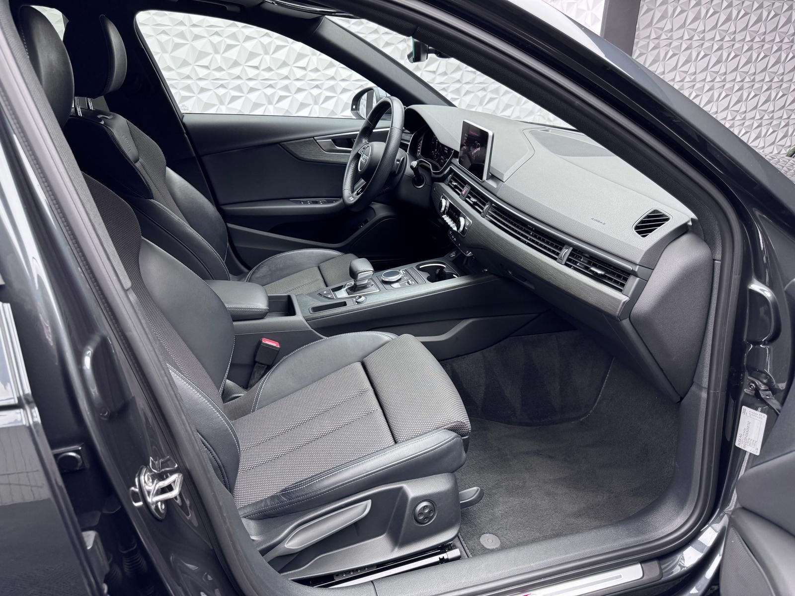 Fahrzeugabbildung Audi 40 TDI S-LINE MATRIX/ACC/KEYL/PANO/VIRTUAL/R-CAM