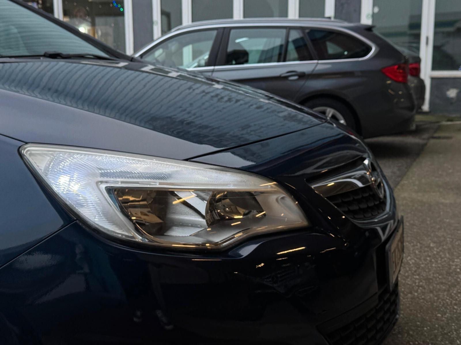 Opel Astra 2011 — photo 15