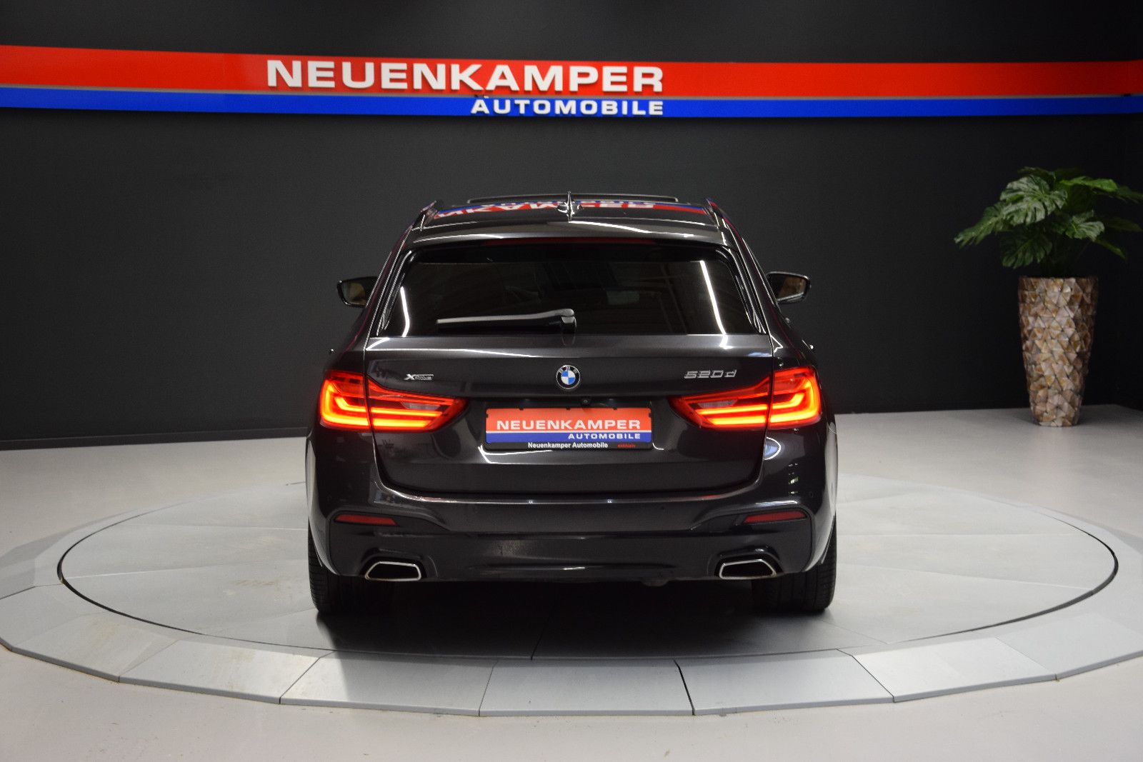 Fahrzeugabbildung BMW 520 d xDrive M Sport Leder Panorama H&K 360°