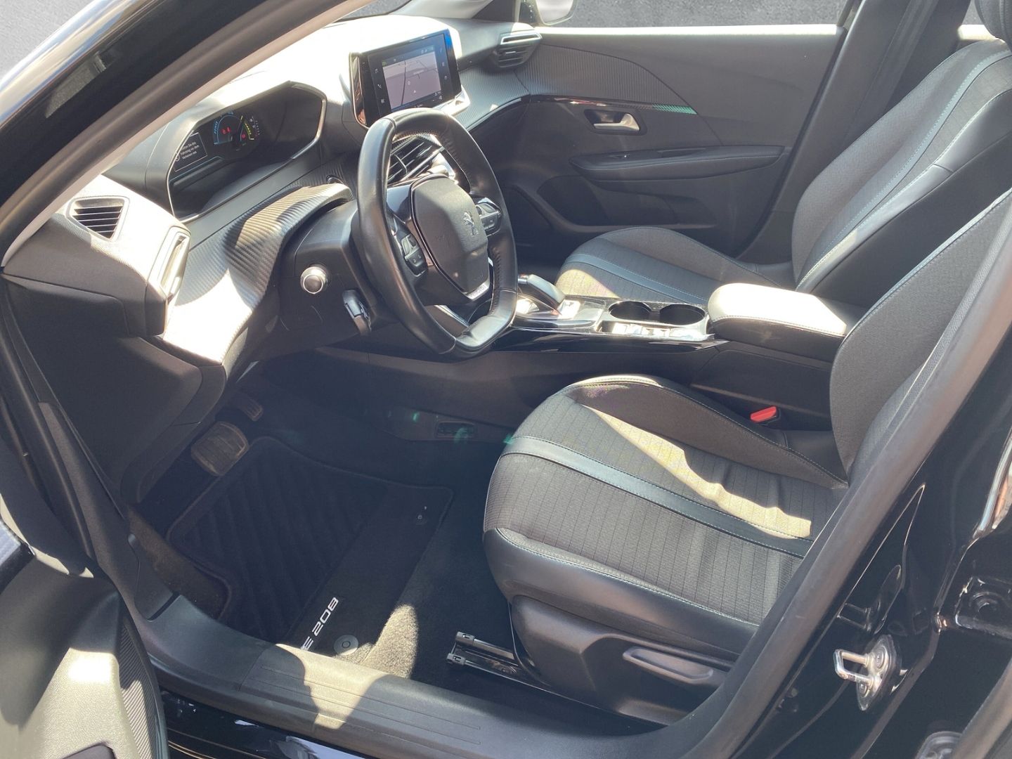 Fahrzeugabbildung Peugeot 208 E- ALLURE ELETKROMOTOR 136
