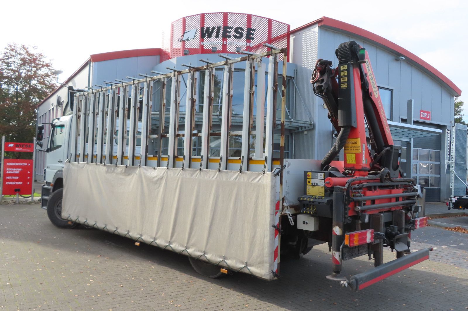 Fahrzeugabbildung Mercedes-Benz Axor  1833 L - Glastransporter Kran Palfinger