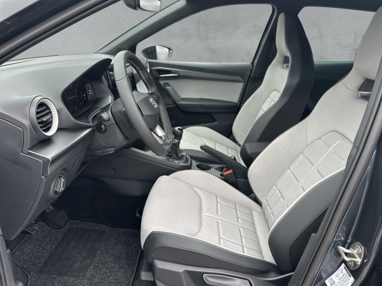Fahrzeugabbildung SEAT Arona FR 1.0 TSI 116 PS 6-Gang - mit KI generiert/bearbeitet