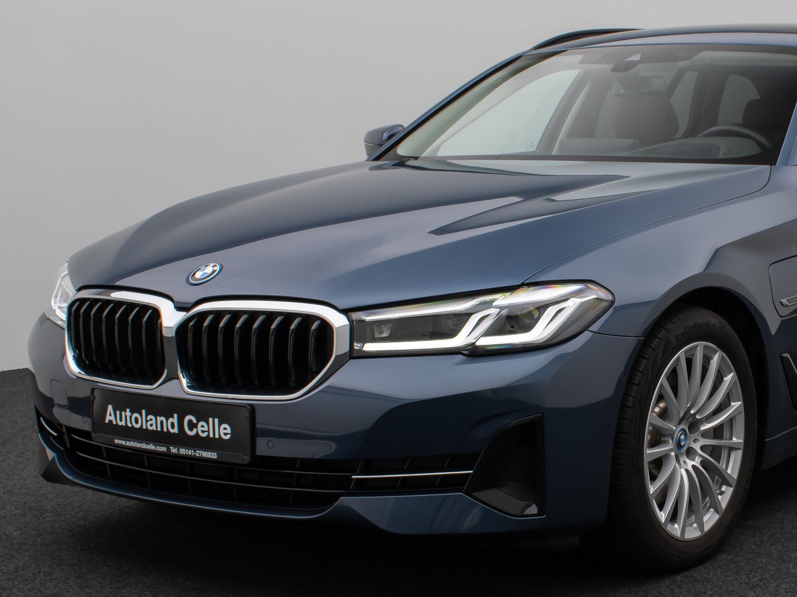 Fahrzeugabbildung BMW 530e Panorama Kamera HUD DAB HiFi Alarm Sport